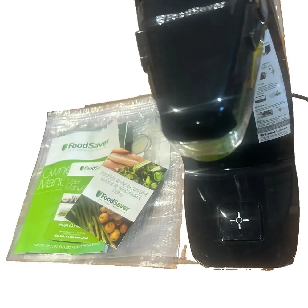 FoodSaver Fresh Food Preservation System With 1 Bowls & a Few Bags FM1100